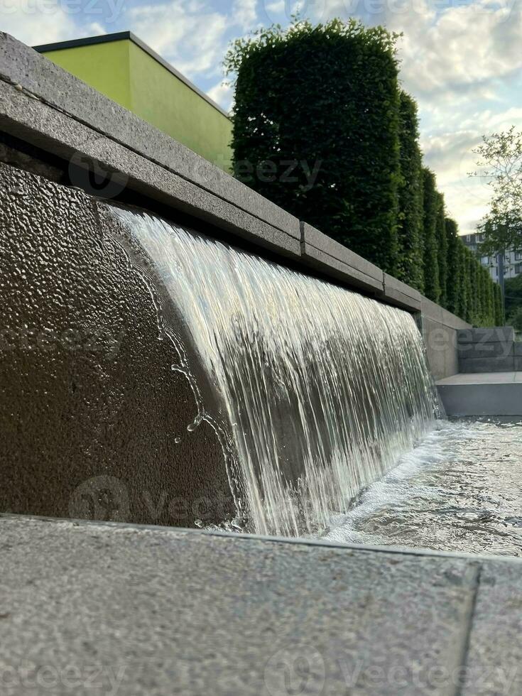 trapsgewijs fontein. bouwkundig element in de het formulier van stappen voor landschap ontwerp foto