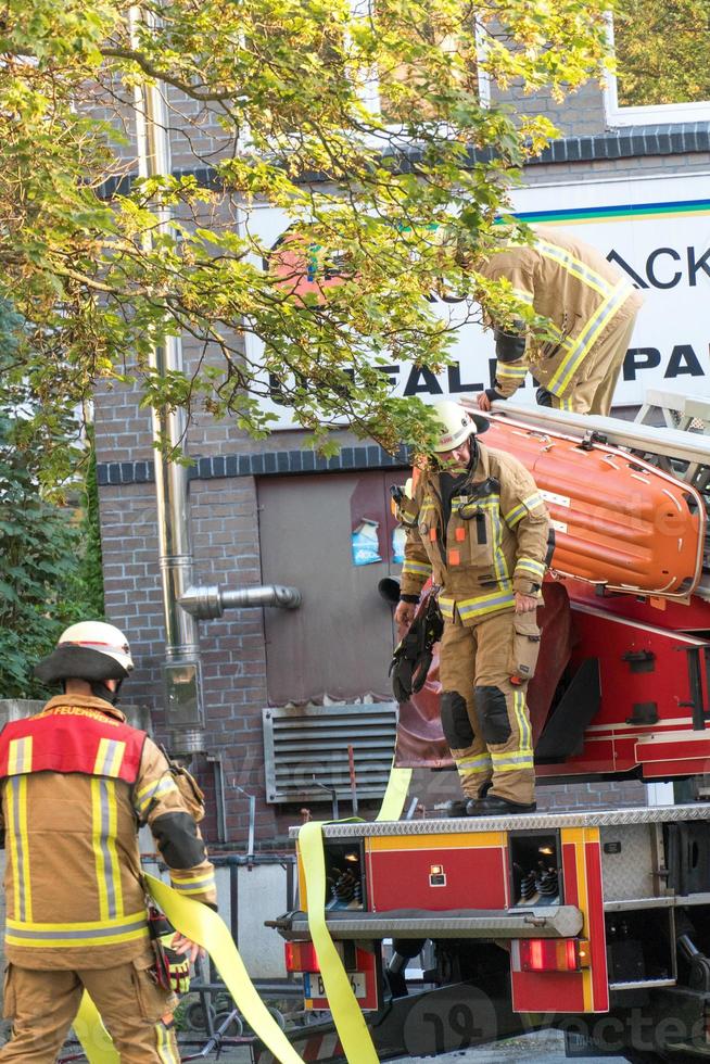 berliner brandweer brandweerman aan het werk foto