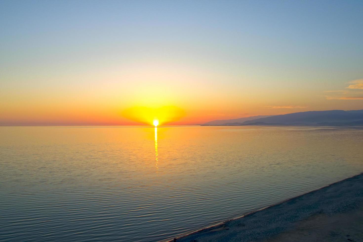 luchtfoto van het zeegezicht bij zonsondergang foto