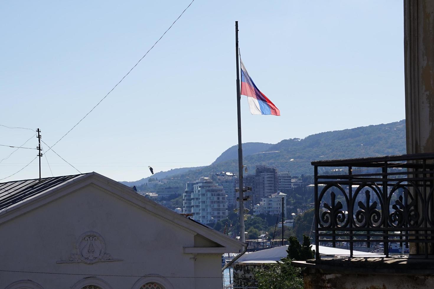Russische vlag op de achtergrond van de stad yalta crimea foto