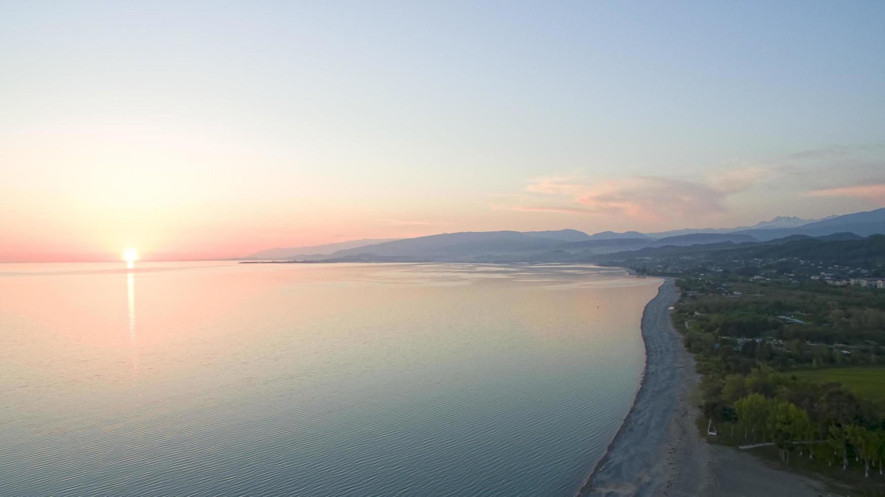 luchtfoto van het zeegezicht bij zonsondergang foto