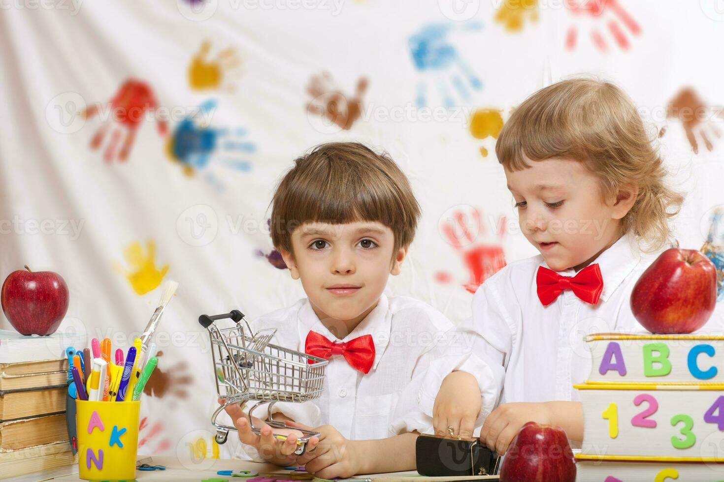 twee jongens zijn spelen samen foto