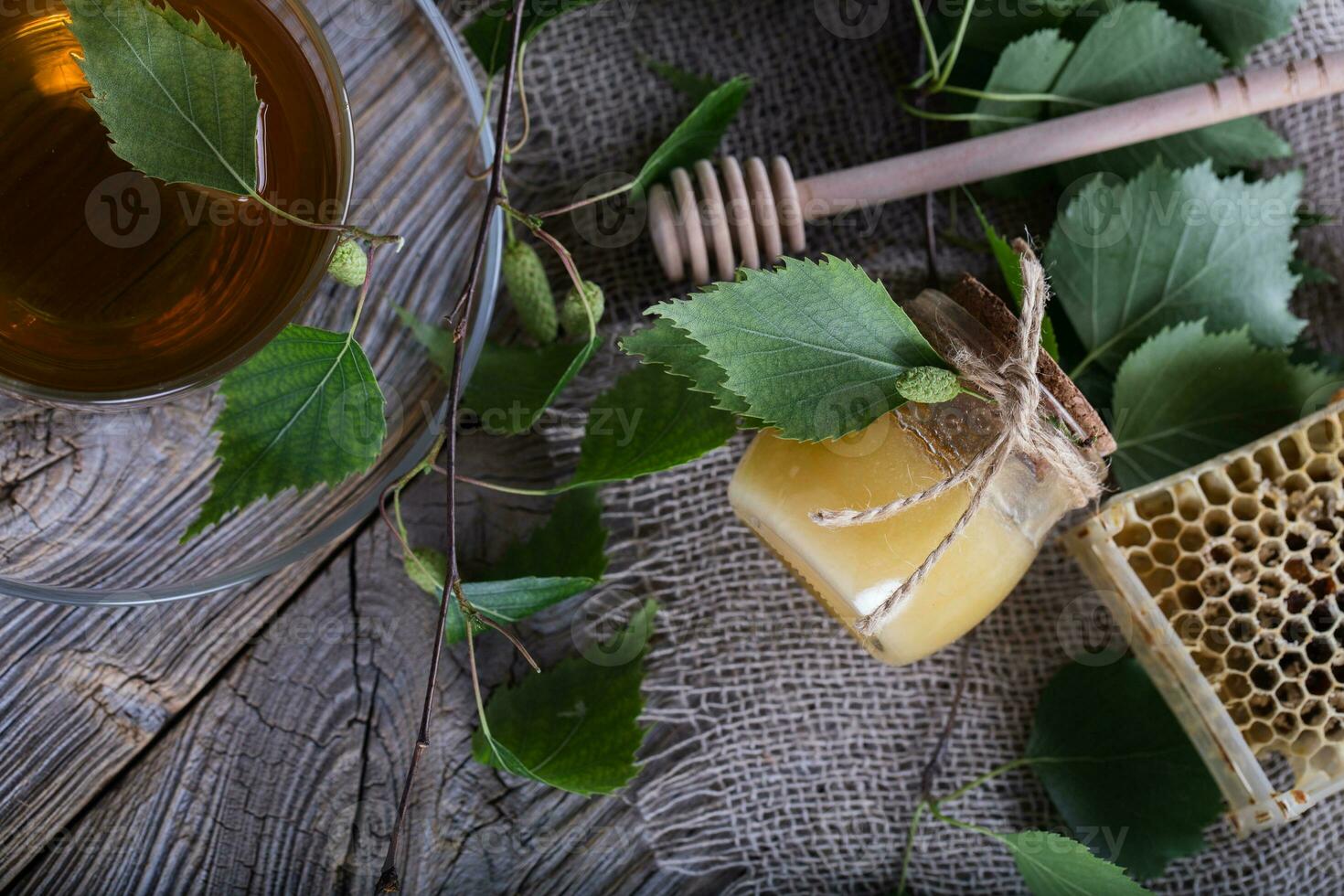 honing met berk schors extract in een glas fles. foto