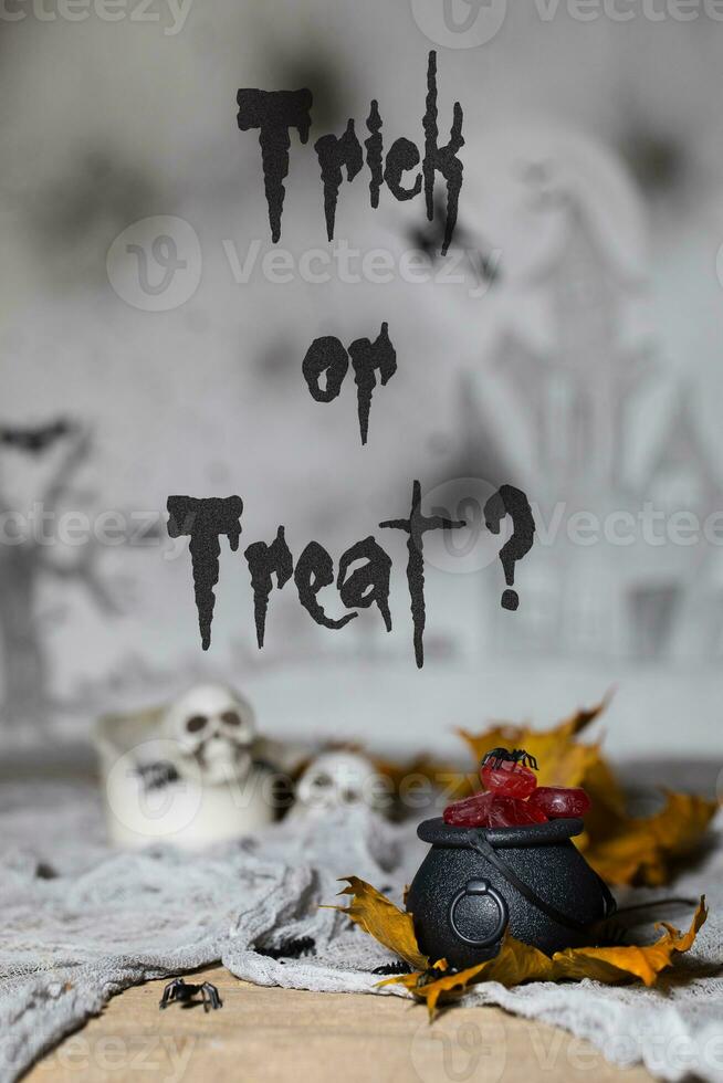 truc of traktatie - snoepjes in ketels voor halloween. foto