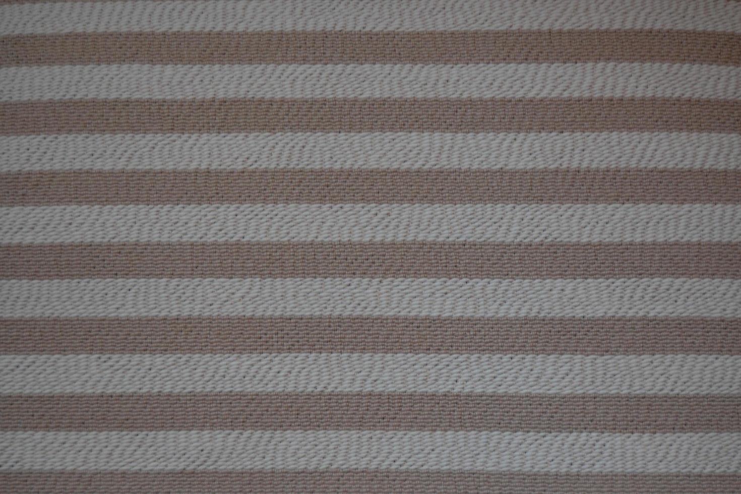ruwe textuurachtergrond in beige en vuilwit, gemaakt met horizontale strepen in bruine tinten foto