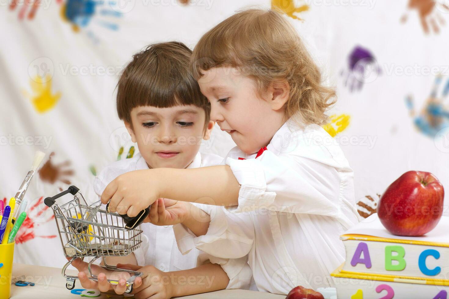 twee jongens zijn spelen samen foto