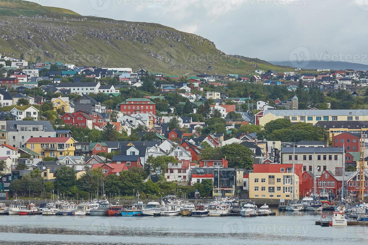 torshawn, hoofdstad van de Faeröer met zijn binnenstad en haven foto