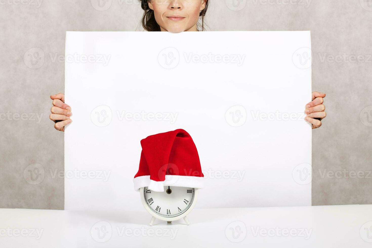 jong dame in de kerstman claus hoed foto