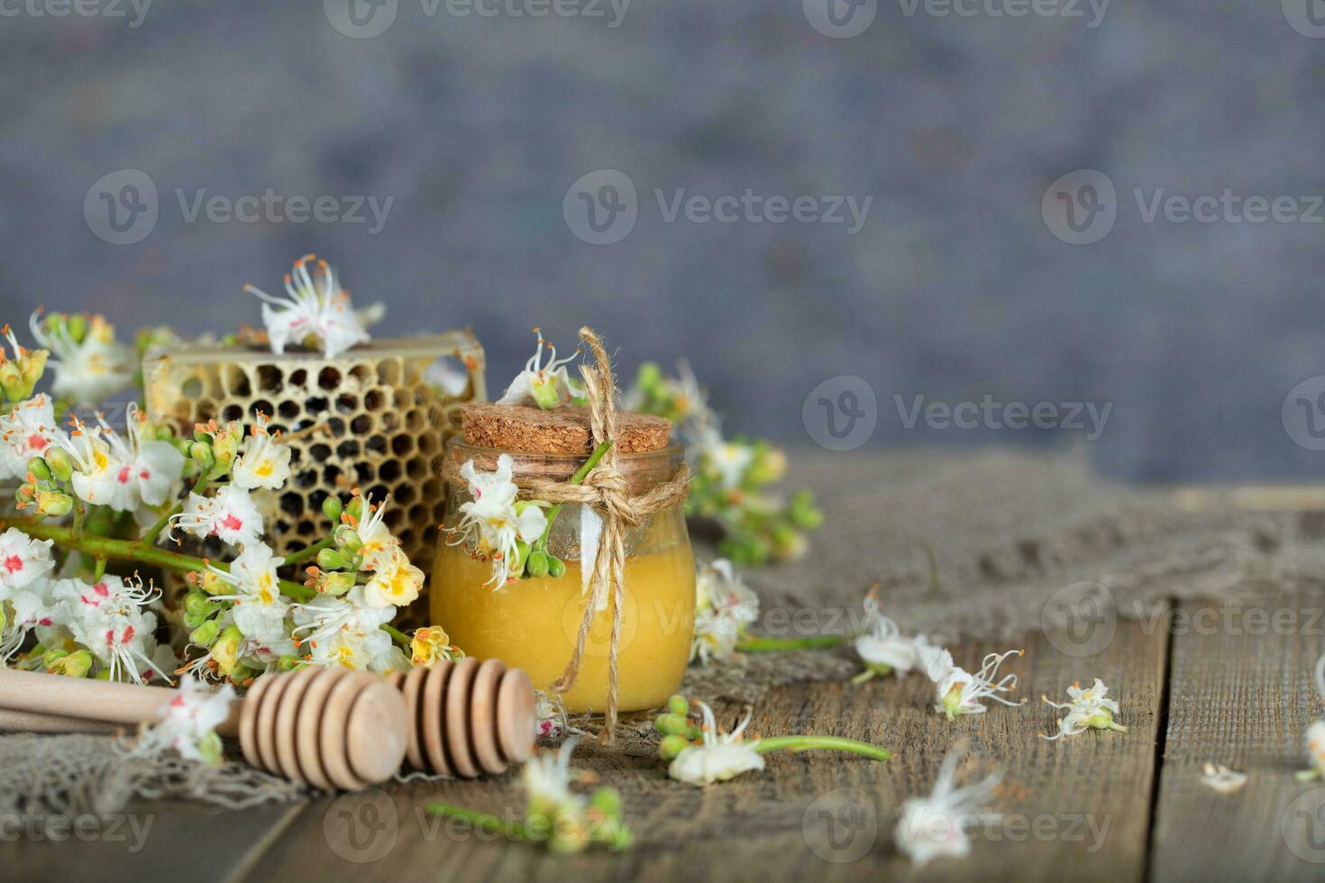 kastanje honing Aan een houten oppervlak. foto