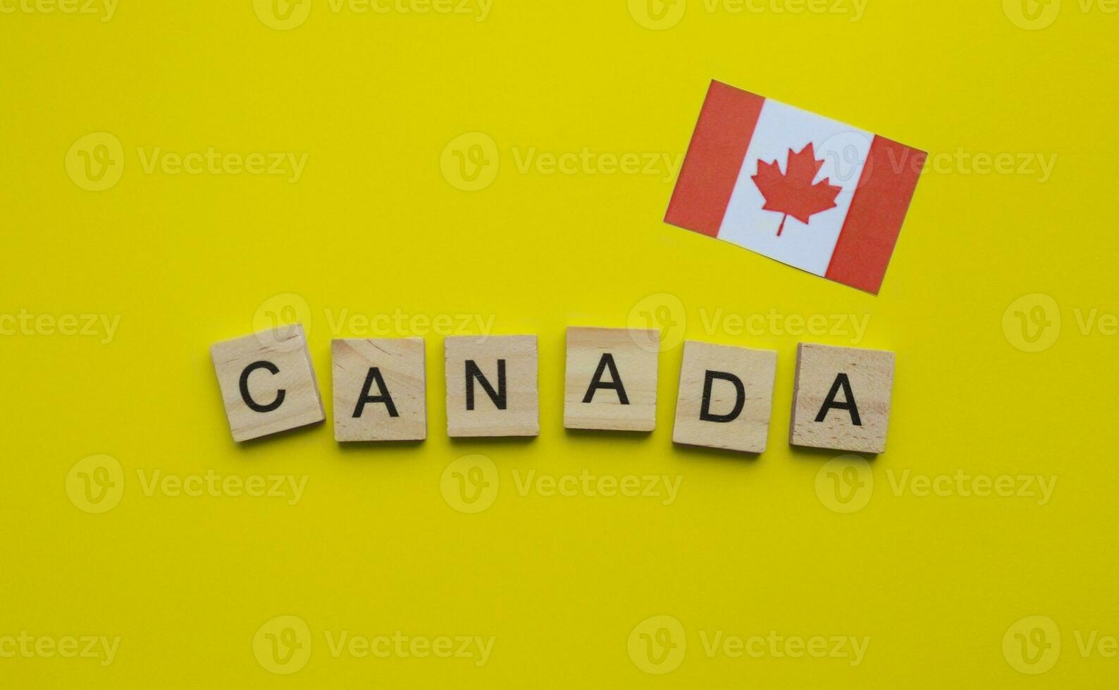 augustus 7, civiel vakantie in Canada, burgerlijk dag vakantie, vlag van Canada, minimalistisch banier met houten brieven foto