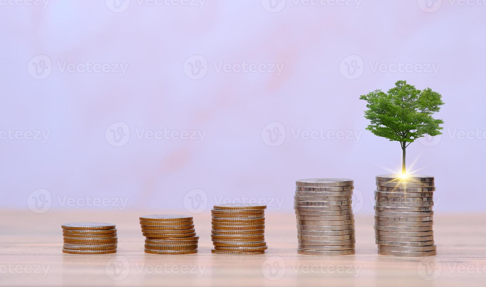 geld besparen concept, munten stapelen op tafel achtergrond, reclame munten van financiën en bankieren foto