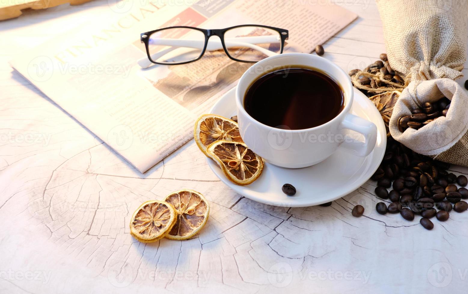 koffiekopje op tafel achtergrond en koffie in de ochtend foto