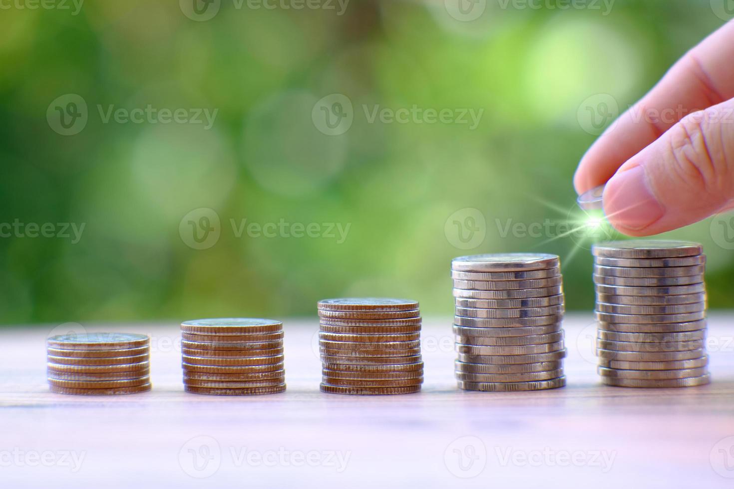 geld besparen concept en munten stapelen op tafel achtergrond table foto