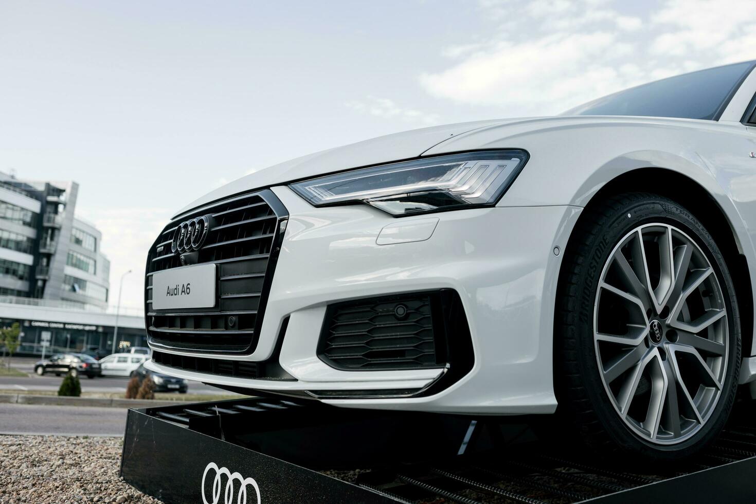 Minsk, Wit-Rusland, juni 2023 - wit audi a6. foto