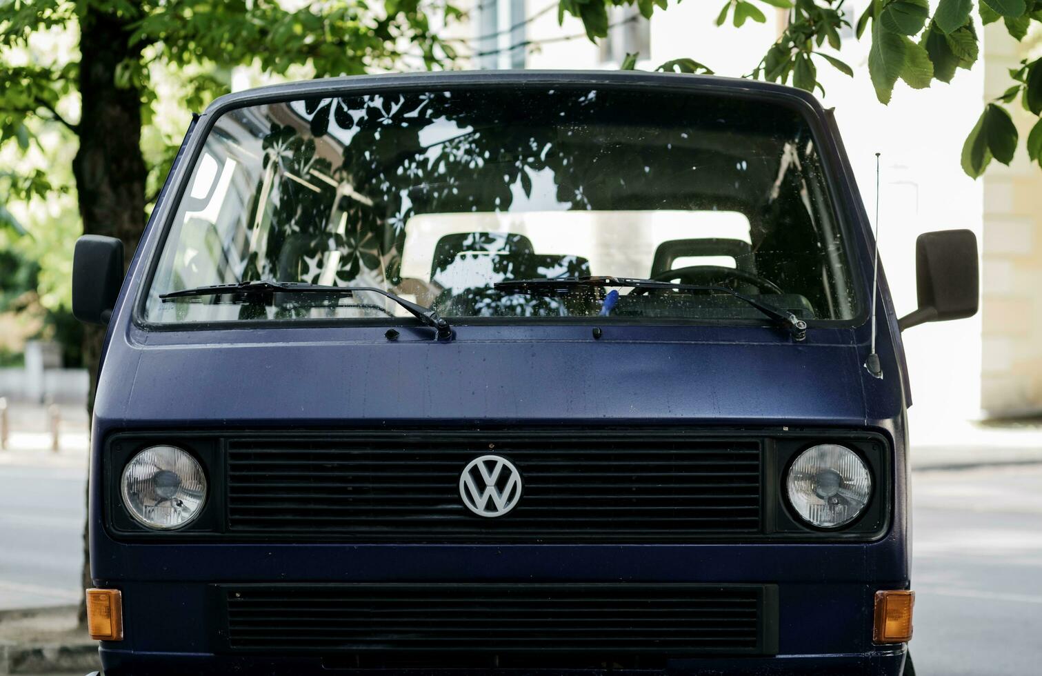 Minsk, Wit-Rusland, juni 2023 - retro volkswagen vervoerder. foto