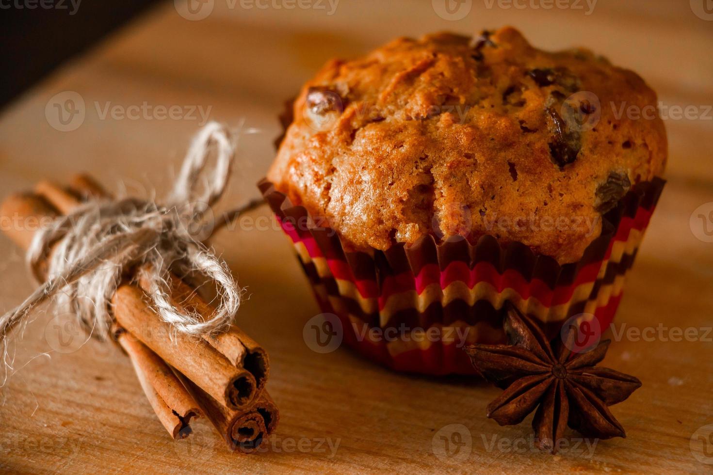 zelfgemaakte muffins met rozijnen. Kerstmis bakken op een houten achtergrond. foto