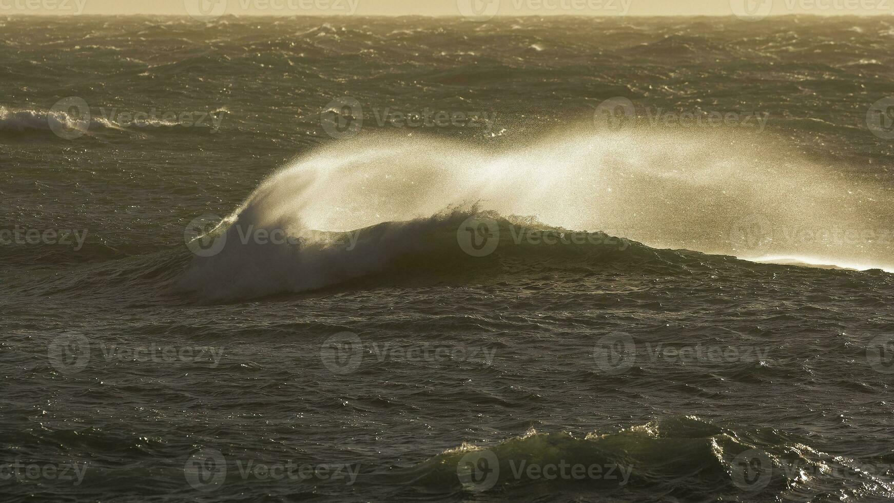 golven met sterk wind na een storm, Patagonië, Argentinië. foto