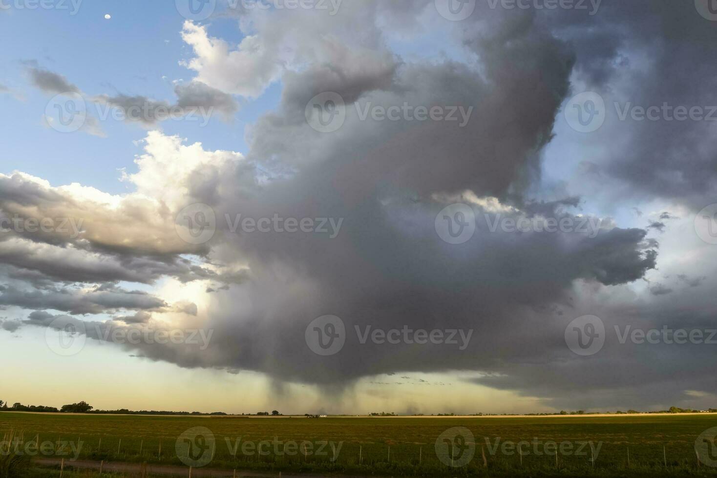 bedreigend storm wolken, pampa, Patagonië, Argentinië foto