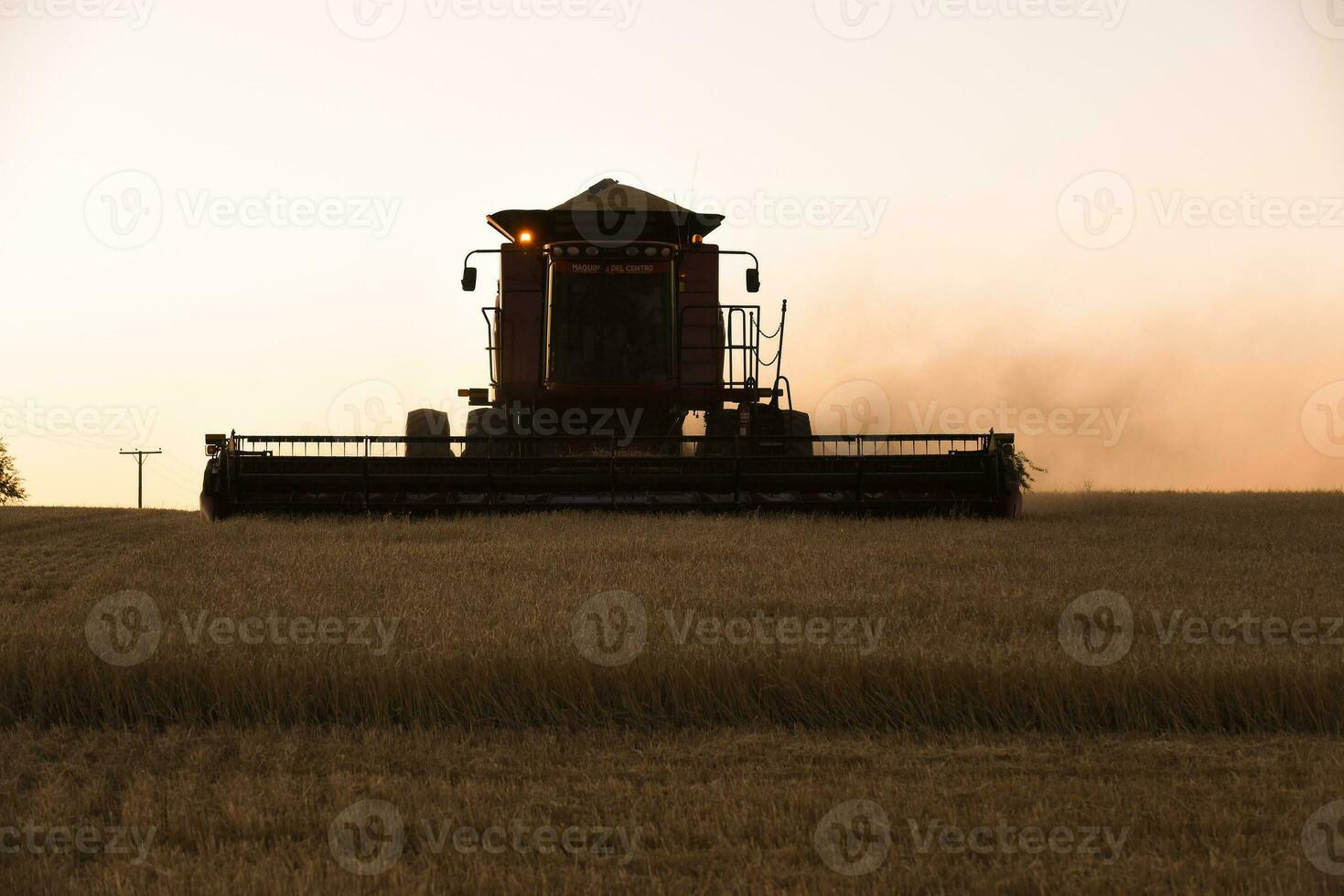 oogstmachine machine, oogsten in de Argentijns platteland, buenos aires provincie, Argentinië. foto