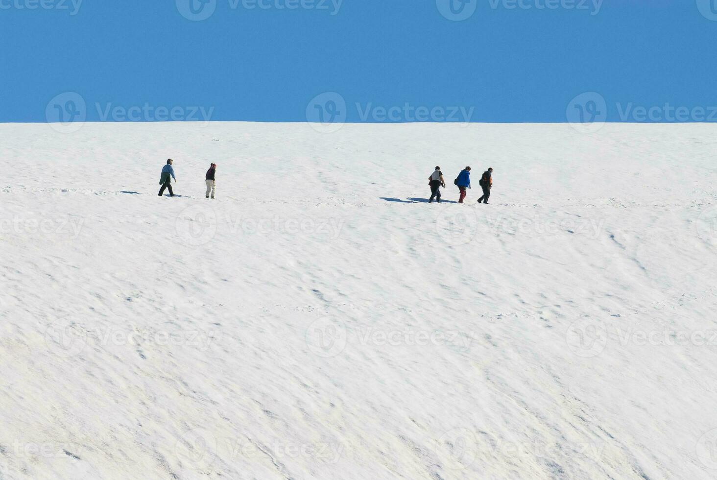 toeristen wandelen Aan de ijs, paradijs baai, antartiek schiereiland. foto