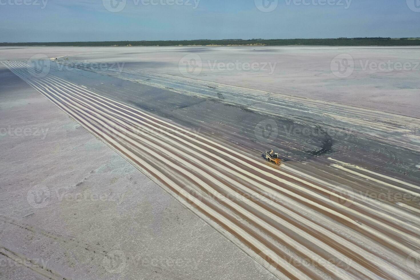 zout oogst in zout lagune de mijne, salinas grandes de hidalgo, la pampa, Patagonië, Argentinië. foto