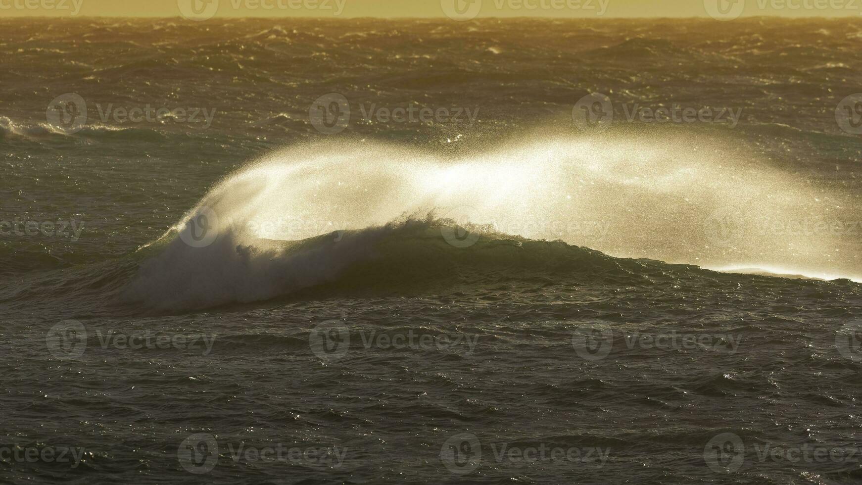 golven met sterk wind na een storm, Patagonië, Argentinië. foto