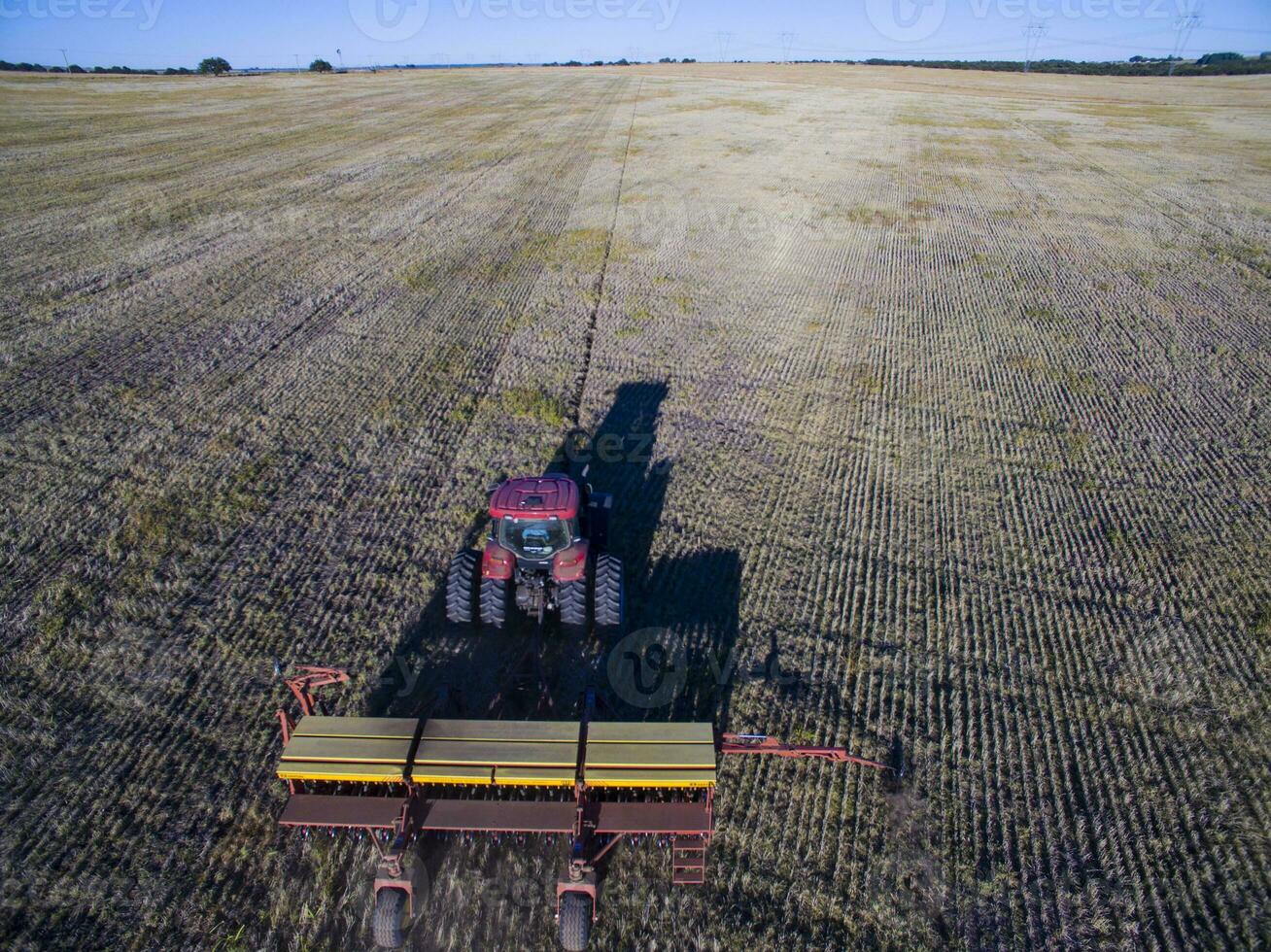 trekker y maquinaria agricola , sembrando, la pampa, Argentinië foto