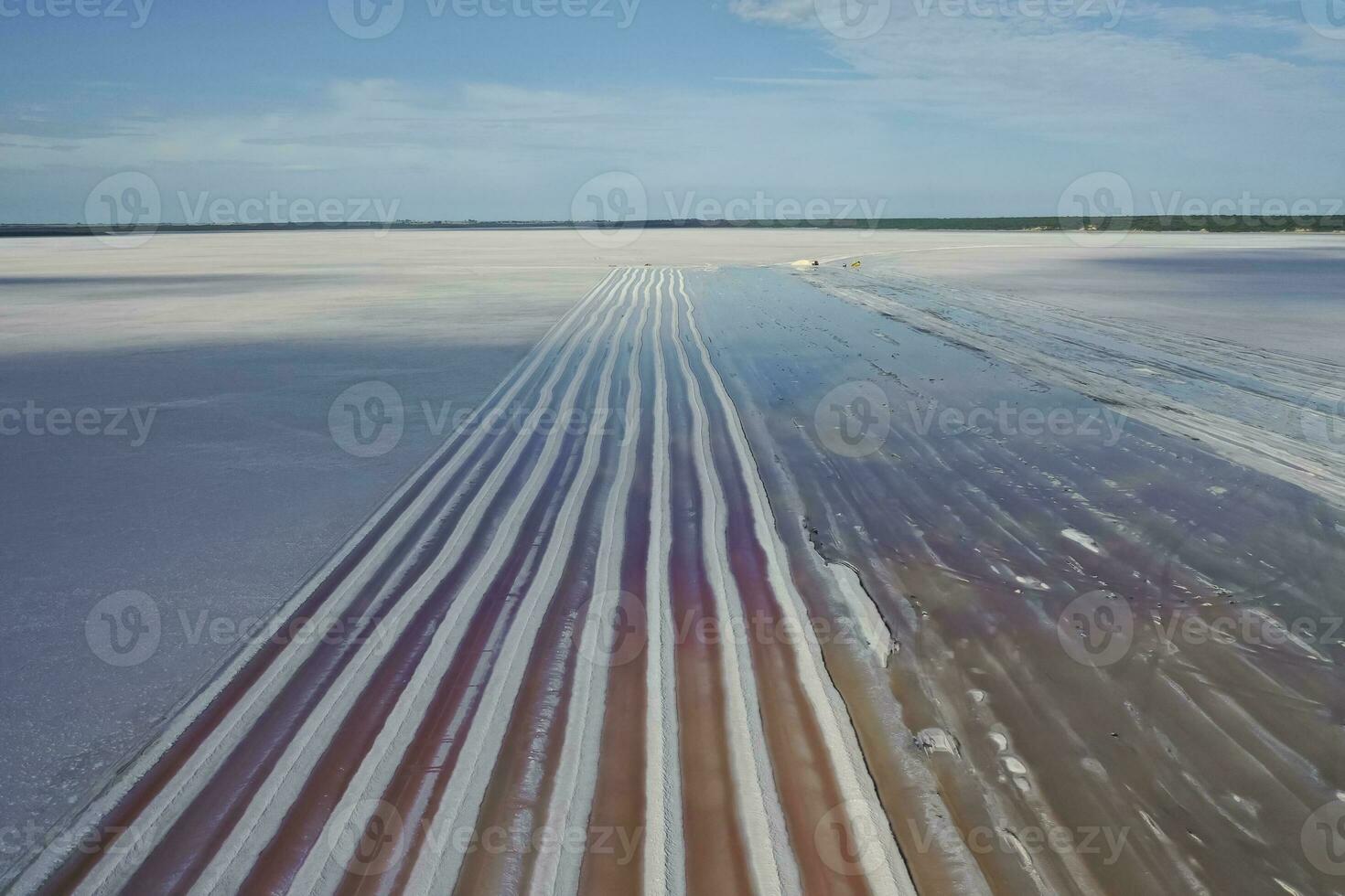 zout oogst in zout lagune de mijne, salinas grandes de hidalgo, la pampa, Patagonië, Argentinië. foto