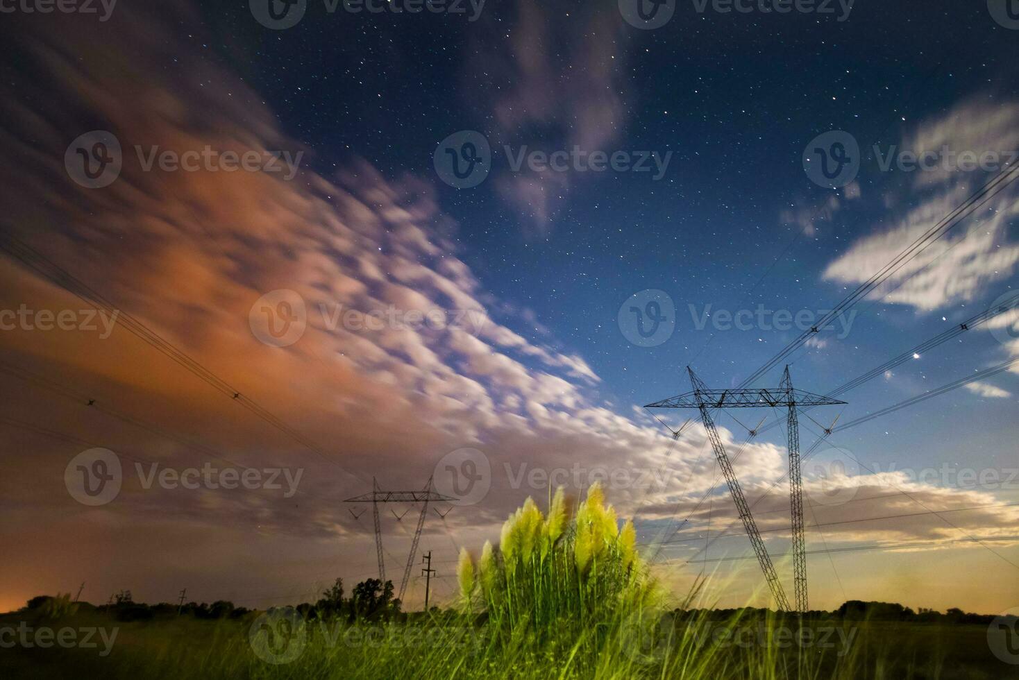 elektrisch linein nacht landschap, la pampa provincie, Patagonië, Argentinië. foto