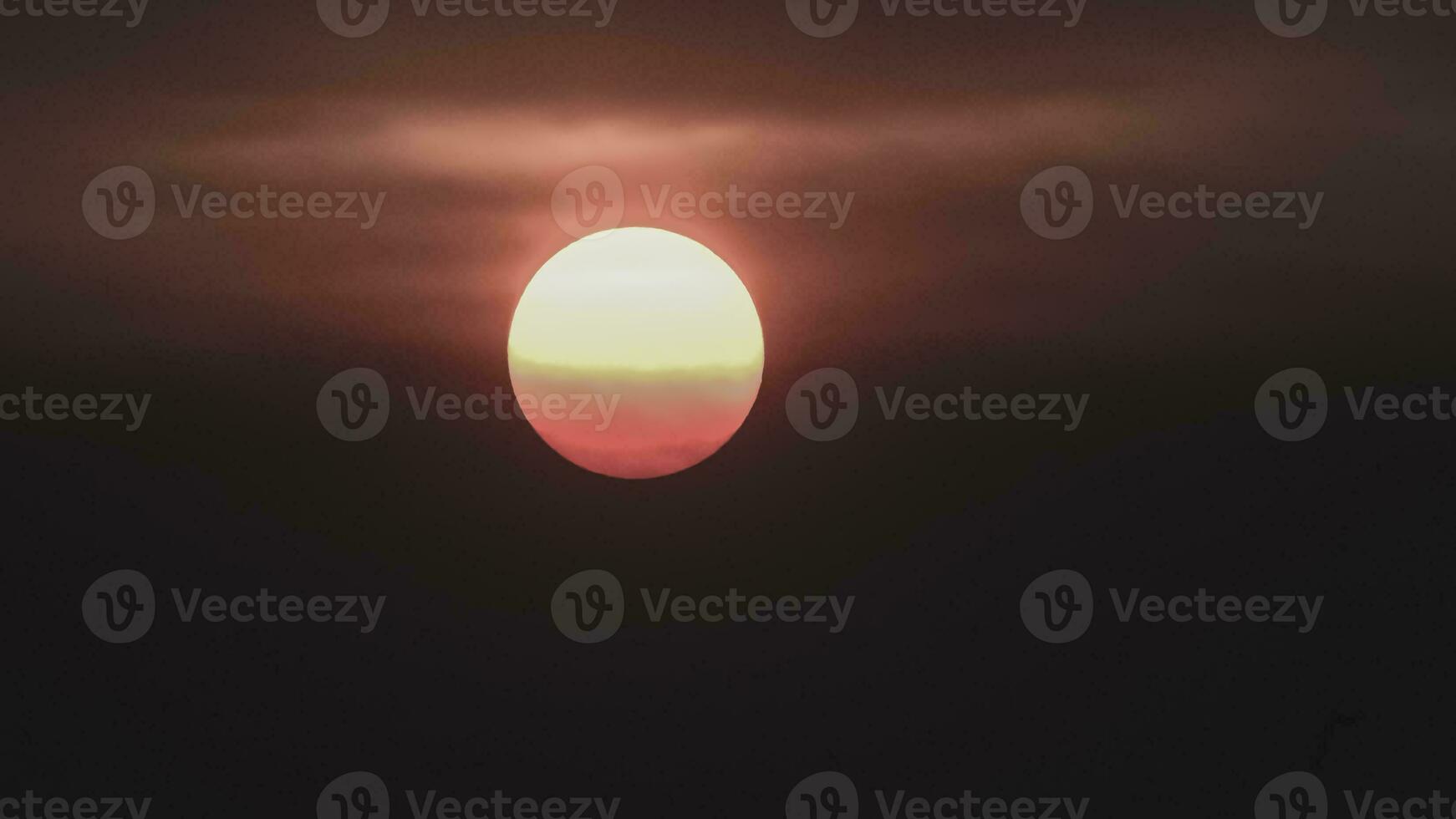 oranje zonsondergang met wolken. foto