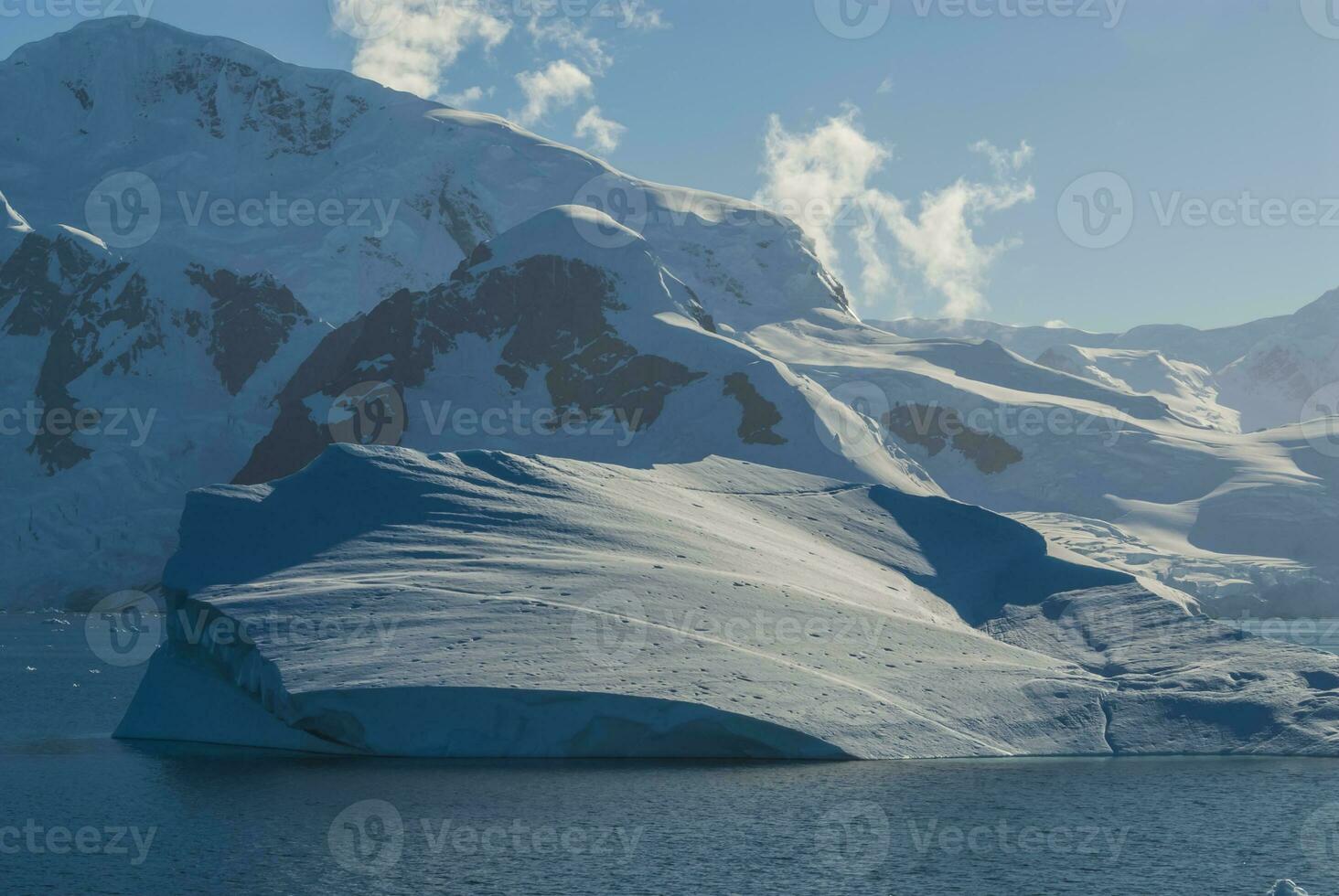 stuk van ijs gestrand Aan de strand in neko haven, antarctica. foto