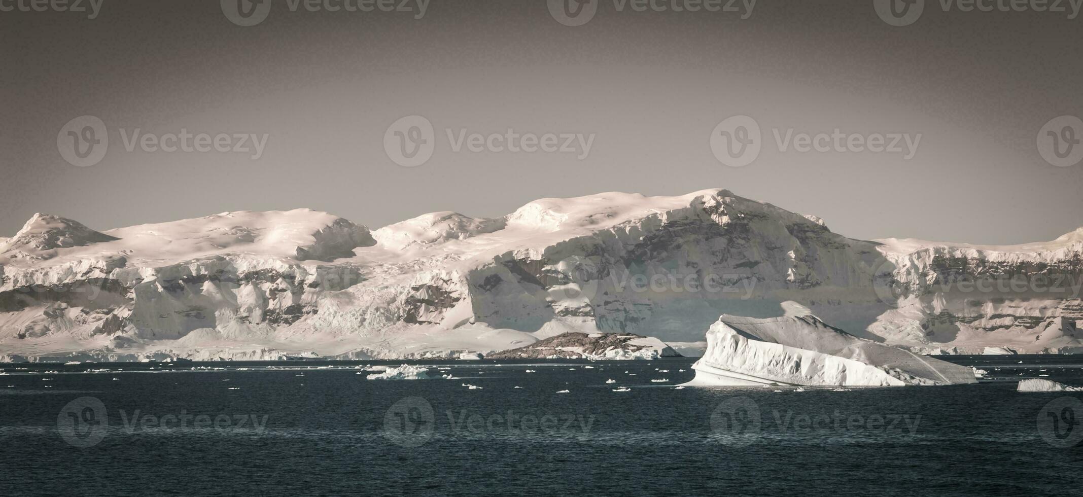 stuk van ijs gestrand Aan de strand in neko haven, antarctica. foto