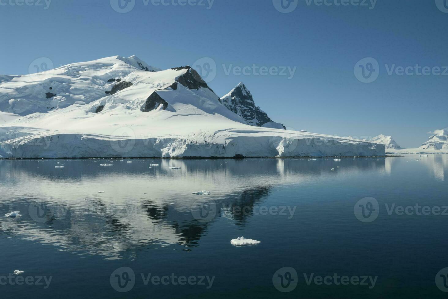 besneeuwd bergen in zonnig dag, paraiso baai, Antarctica. foto