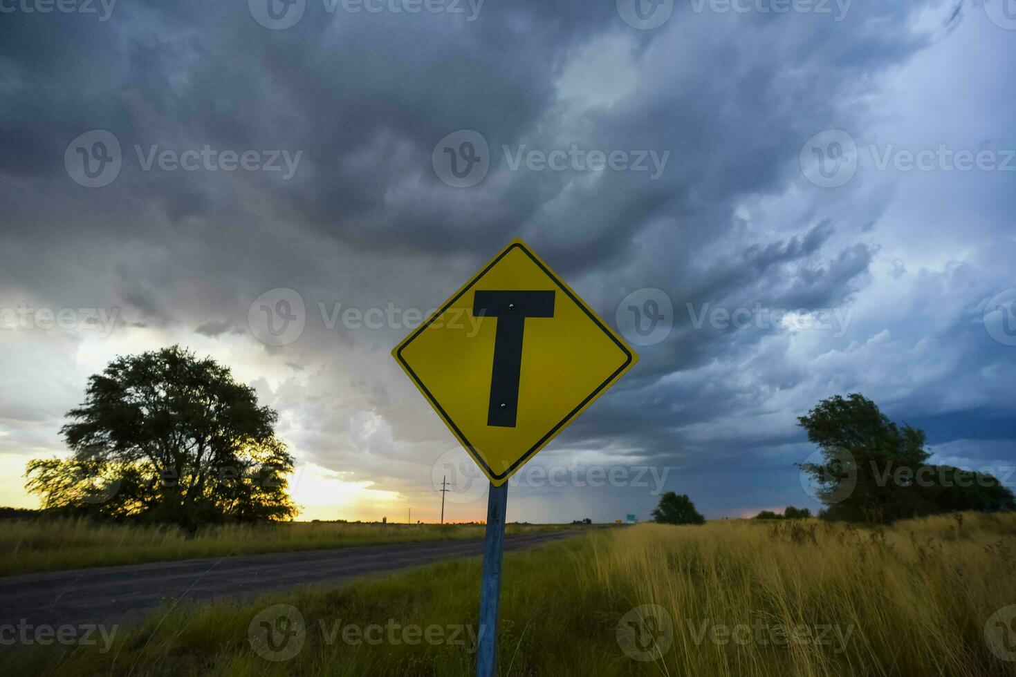 stormachtig lucht ten gevolge naar regen in de Argentijns platteland, la pampa provincie, Patagonië, Argentinië. foto