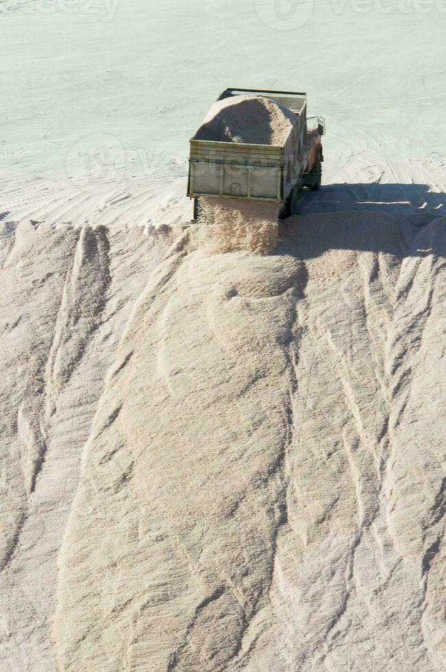 vrachtwagens lossen rauw zout massa, salinas grandes de hidalgo, la pampa, Argentinië. foto