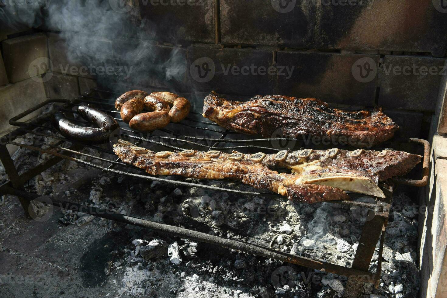 barbecue, gegrild worstjes en koe vlees , traditioneel Argentijns keuken foto