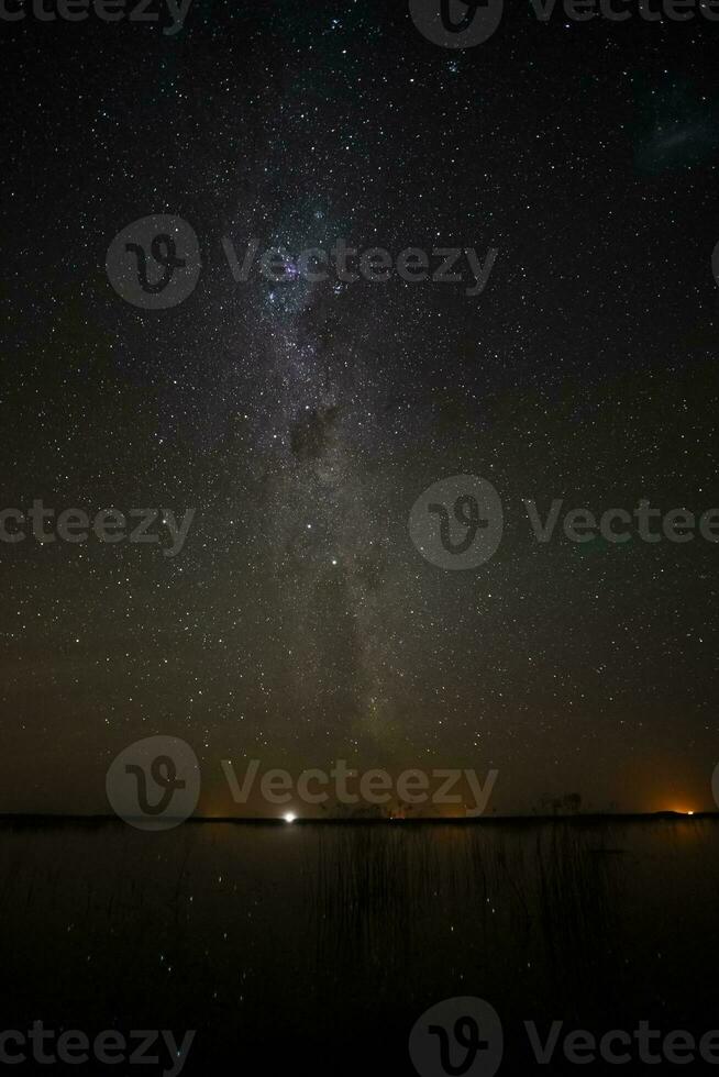 sterrenhemel lucht weerspiegeld in de water, la pampa provincie, Patagonië, Argentinië. foto