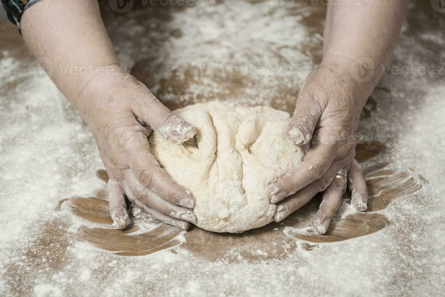 handen kneden deeg voor gnocchi. foto