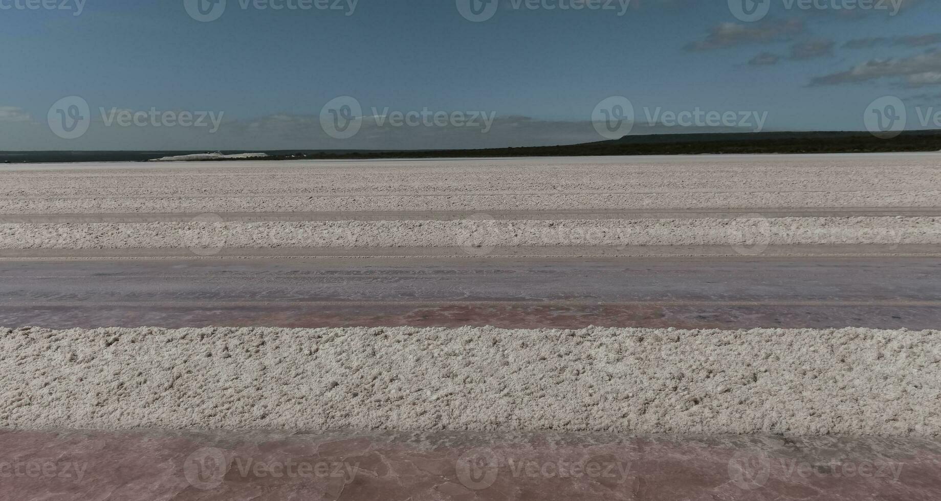 zout lagune bereid naar extract rauw zout, mijnbouw industrie in Argentinië foto