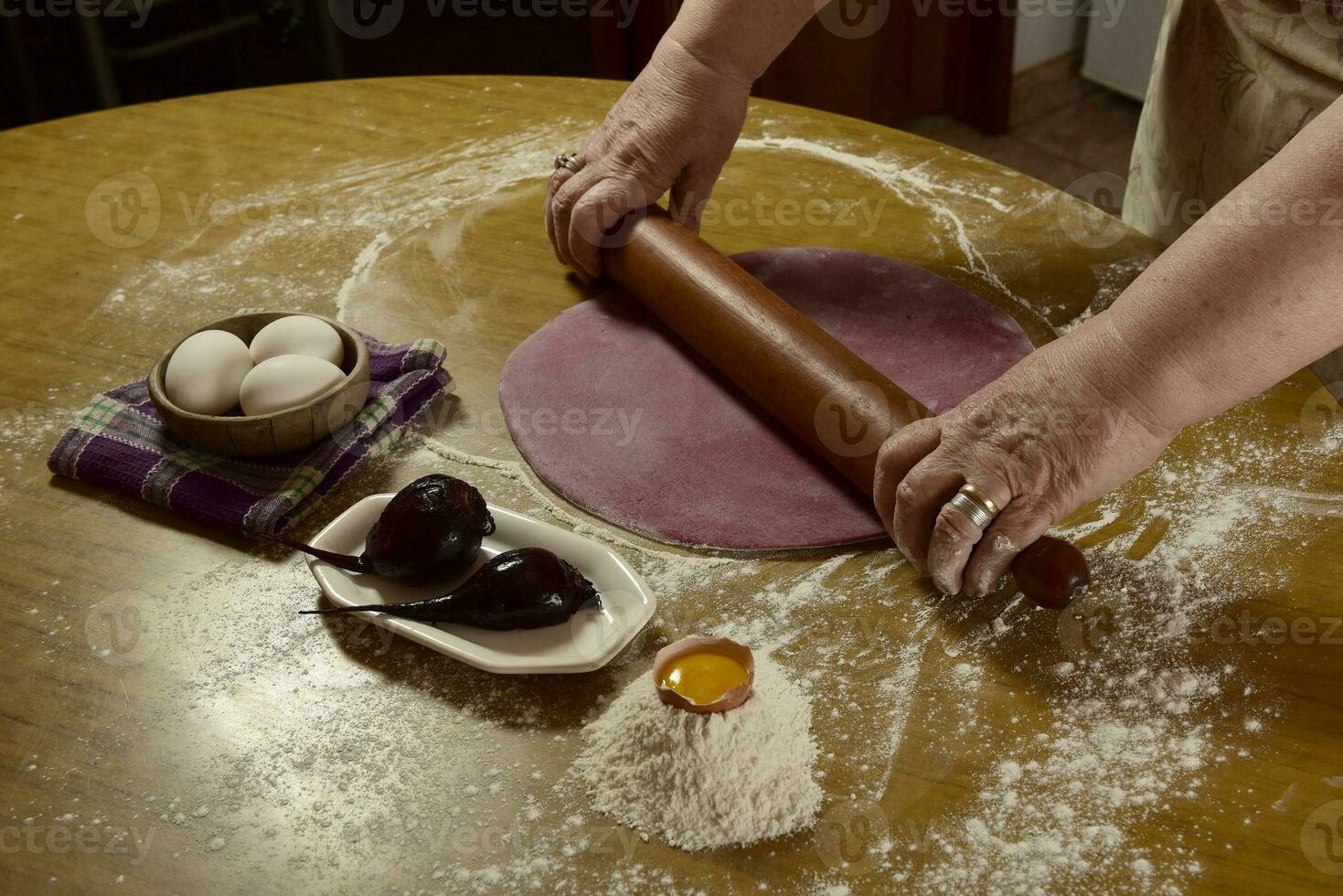 grootmoeder handen kneden deeg voor noedels in de keuken. foto