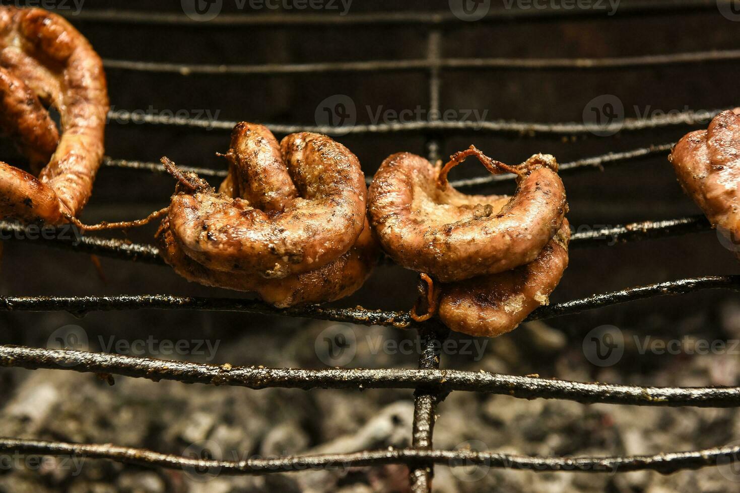 koe darmen gepresenteerd Aan een houten bord met ingrediënten, klaar naar rooster foto