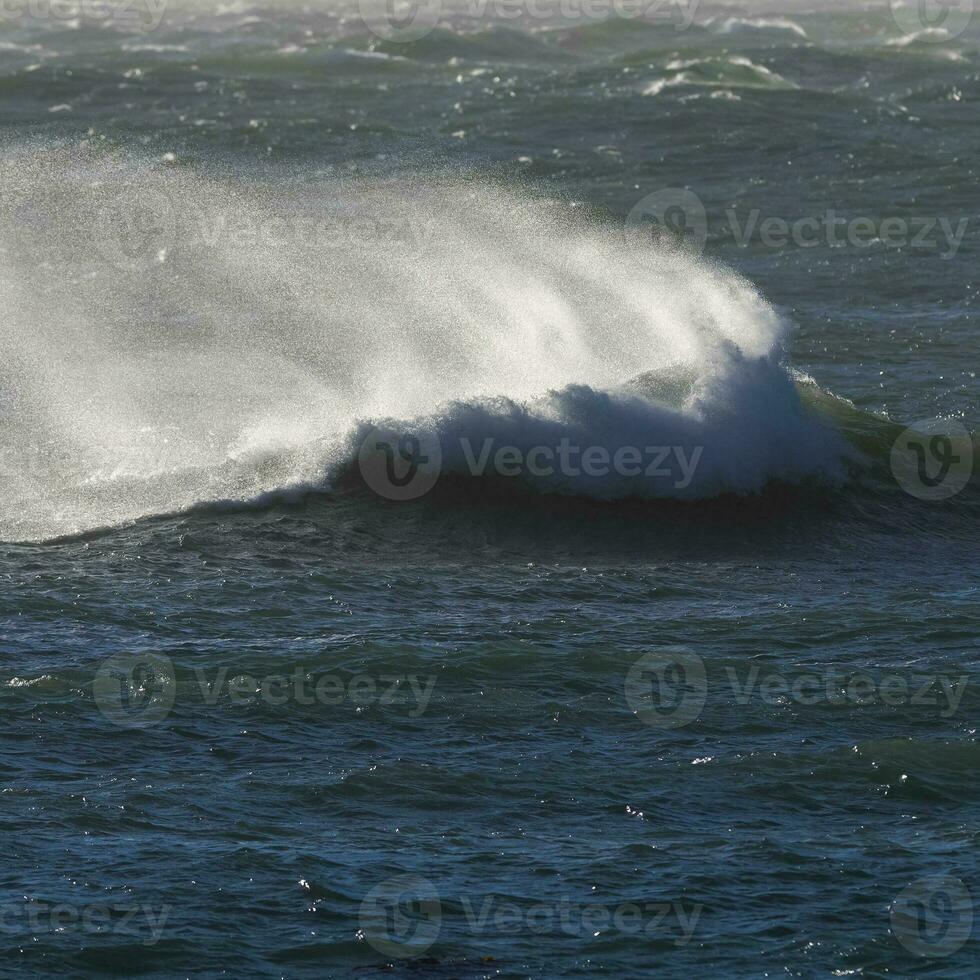 golven met sterk wind na een storm, Patagonië, Argentinië. foto