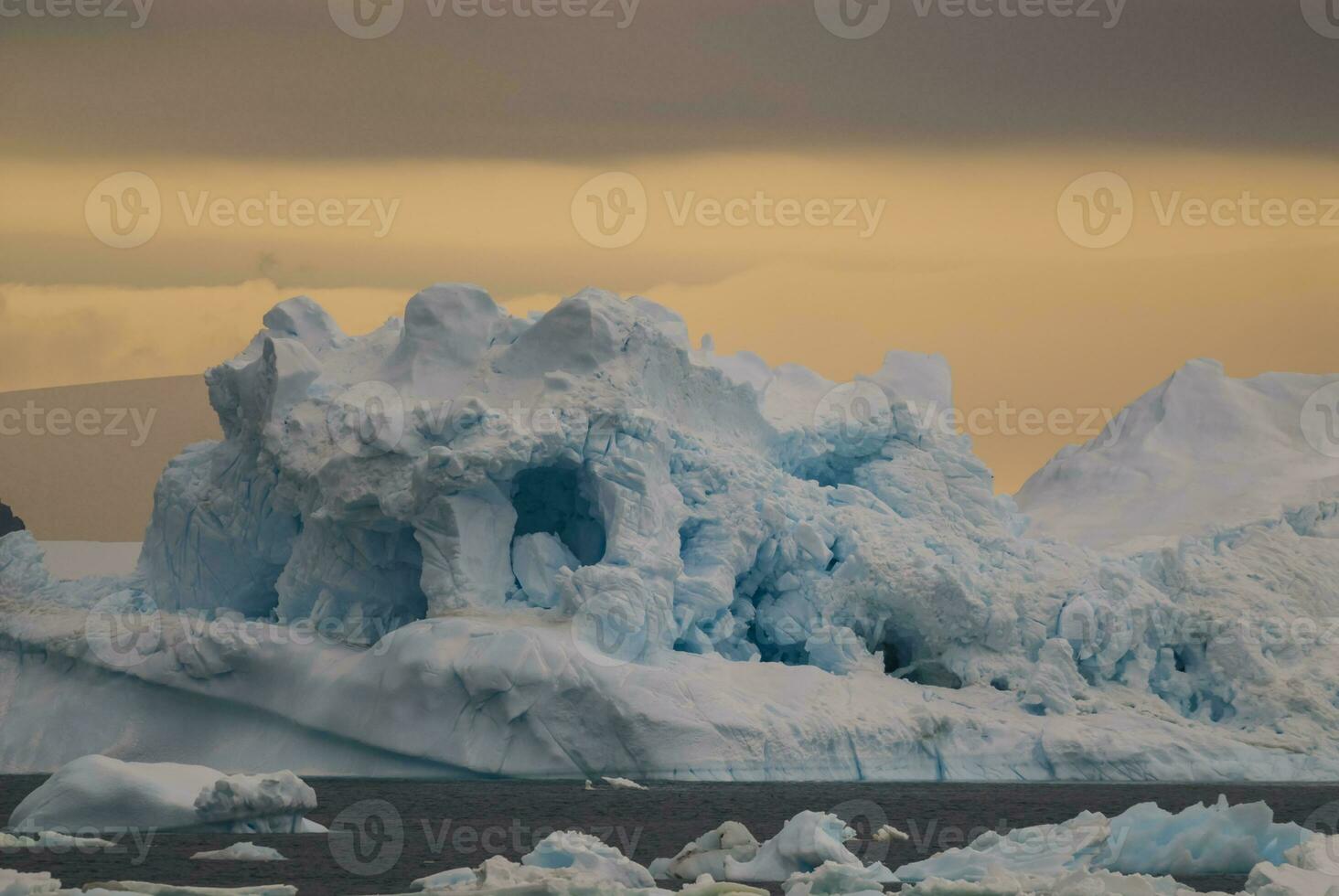 ijsberg, ijs, wild bevroren landschap, schiereiland antartica foto