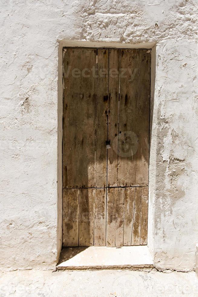 houten deur en wit gebouw foto