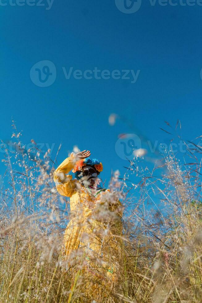 Aan de dag van de dood, mensen in natuur foto