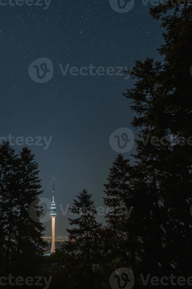 avala toren bij nacht. avala toren tussen enorm dennenbos, avala, belgrado, servië, europa. de nachtelijke hemel is astronomisch nauwkeurig. foto
