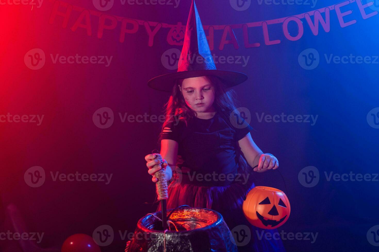 weinig heks kind Koken toverdrank in de ketel Aan halloween. foto