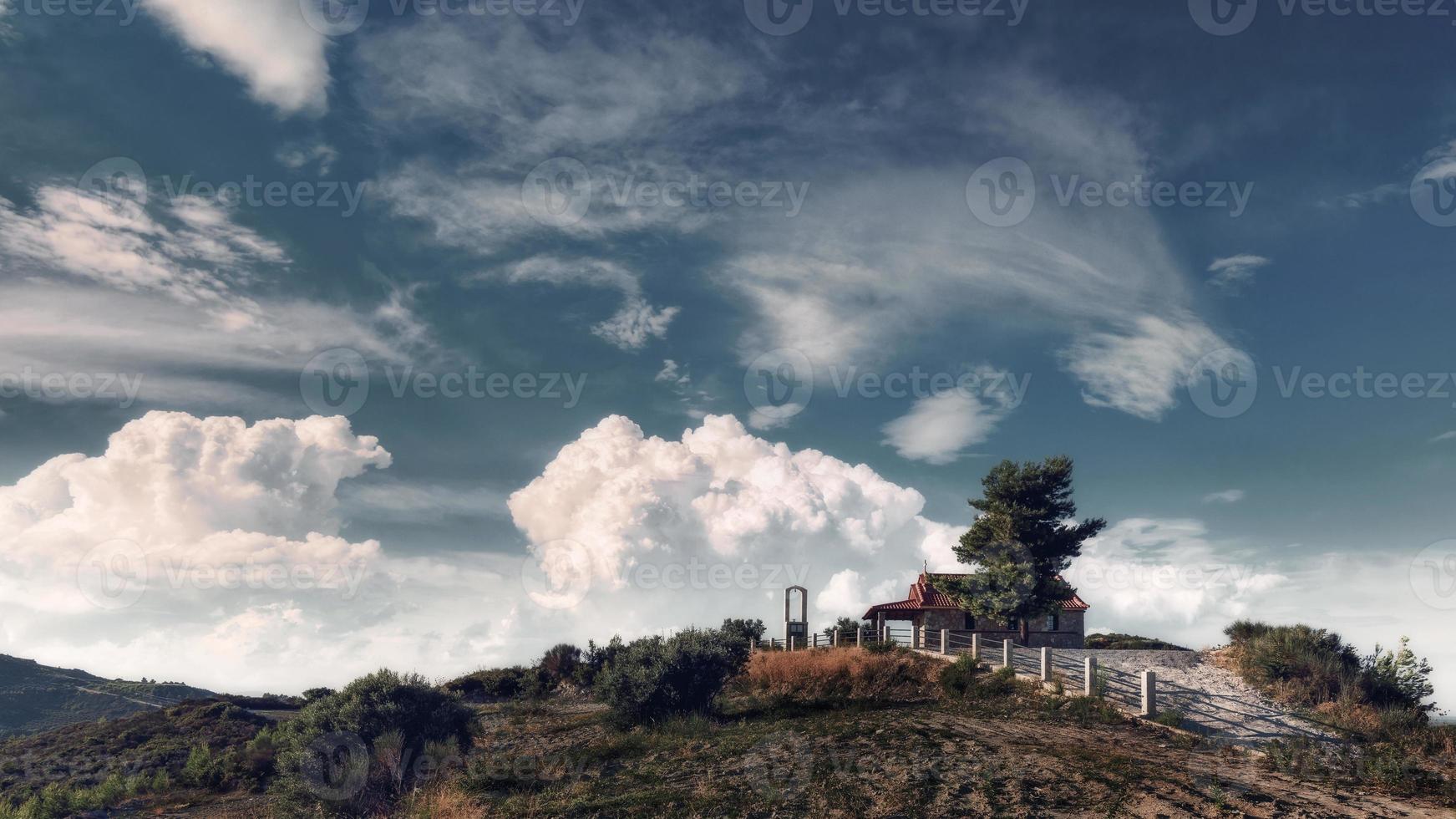 orthodoxe kerk op schiereiland kassandra, griekenland. agios athanasios tsaprani - orthodoxe kerk, pallini, kassandra, griekenland. foto