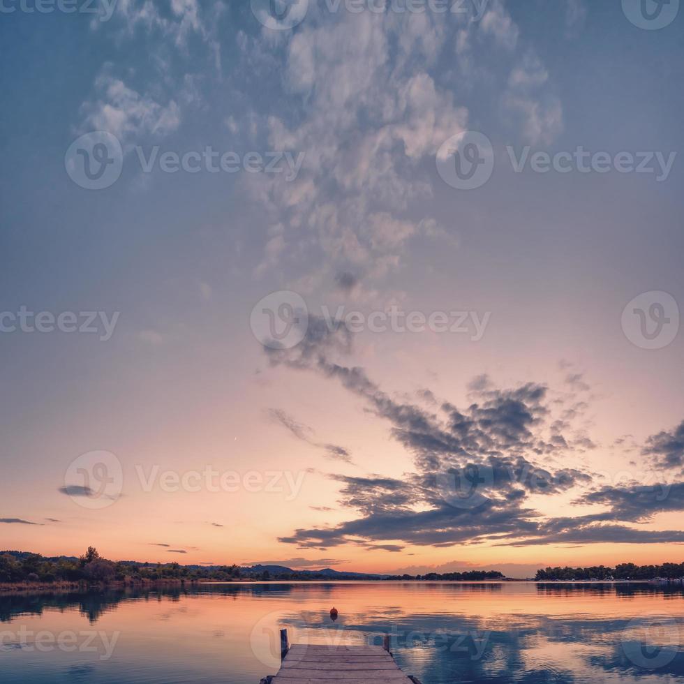 zonsondergang over de boot haven. boot haven bij zonsondergang, schiereiland kassandra, halkidiki, griekenland. foto