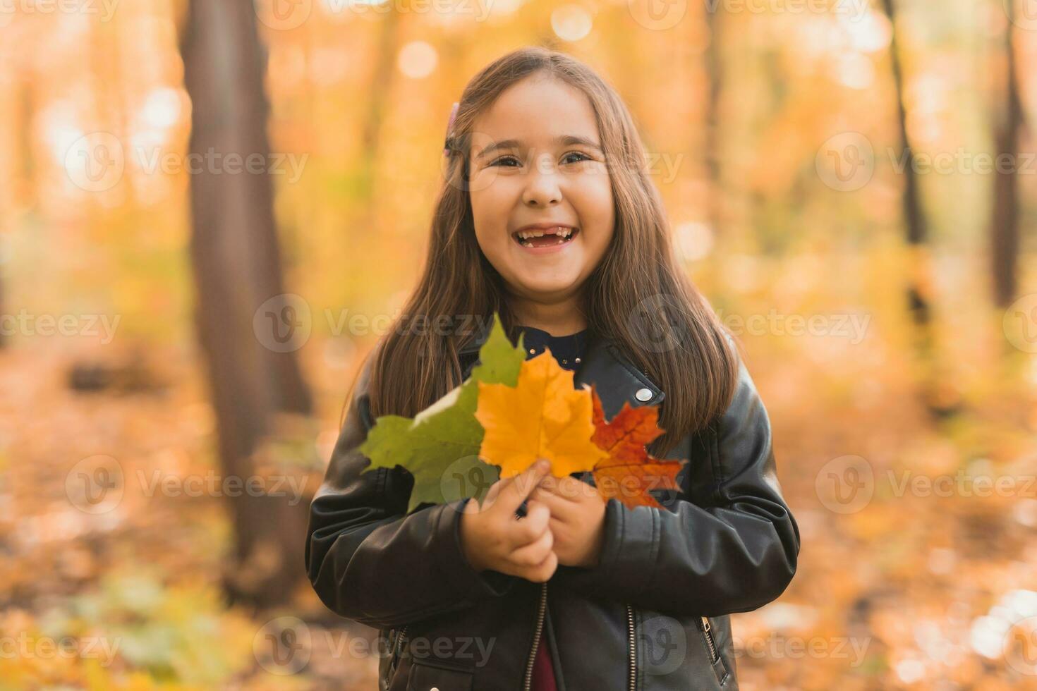 herfst portret van schattig weinig Aziatisch meisje. kinderen, vallen en seizoen concept. foto